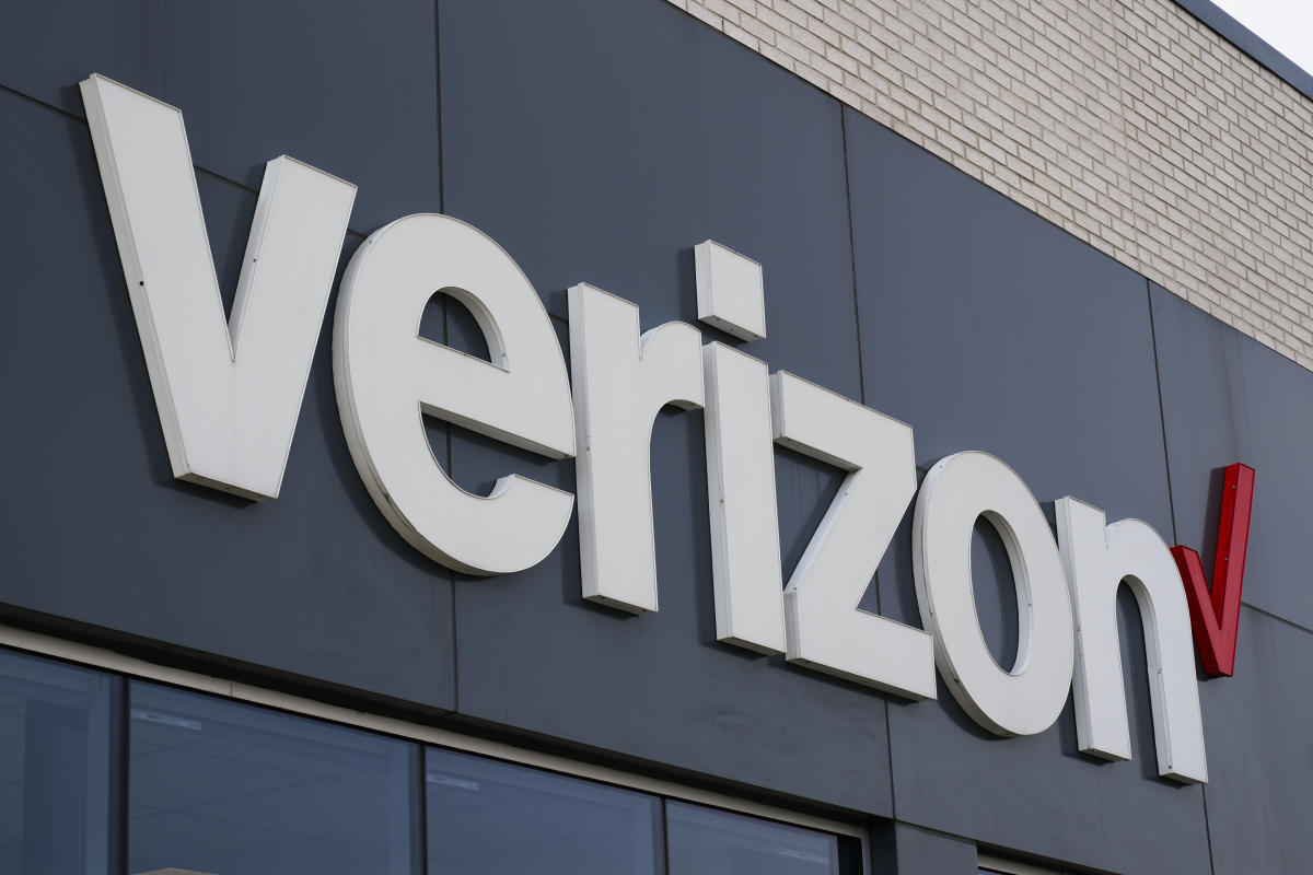 Verizon's announcement confirming the widespread network outage, highlighting their ongoing efforts to address the issue.